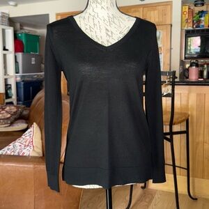 NWT Banana Republic, lightweight & soft, 100% Merino Wool V-Neck Sweater. XS